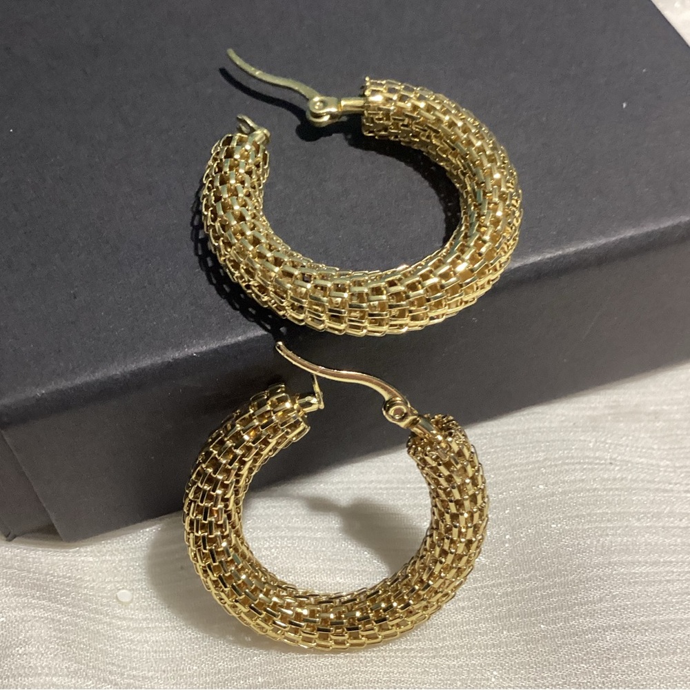 👑Trendy Textured Tarnish Resistant Antique gold colored stainless steel Hoops!